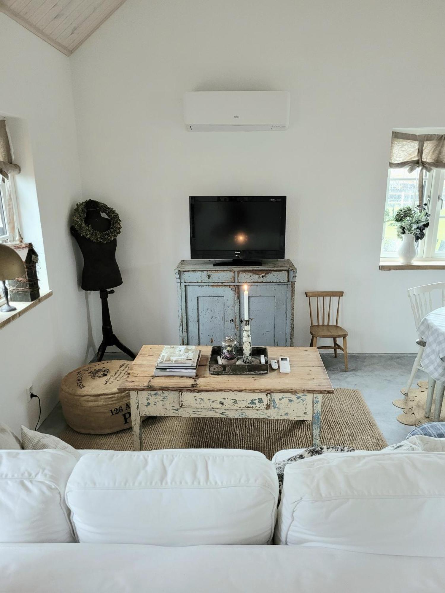 Mysigt Hus I Liten By Naera Havet إيستاد المظهر الخارجي الصورة